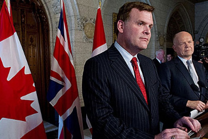 Menlu Kanada, John Baird (kiri) dan Menlu Inggris, William Hague, (kanan) saat melakukan pernyataan bersama kesepakatan berbagi kantor kedutaan besar di depan wartawan, di Ottawa pada Senin (24/9/2012)