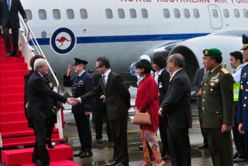 Menlu Marty M.Natalegawa (kedua kiri) menyambut kedatangan PM Australia Kevin Rudd (kiri) setibanya di Bandara Halim Perdanakusuma, Jakarta, Kamis (4/7). Kunjungan Kevin Rudd ke Indonesia dalam rangka menghadiri Pertemuan Tahunan Pemimpin Indonesia-Austral
