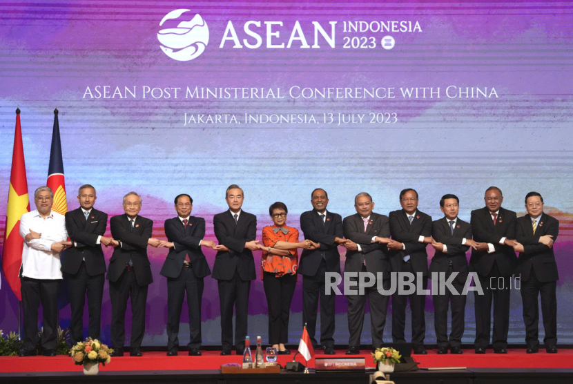 Menlu negara-negara ASEAN berfoto bersama Kepala Kebijakan Luar Negeri Partai Komunis China Wang Yi di Jakarta.