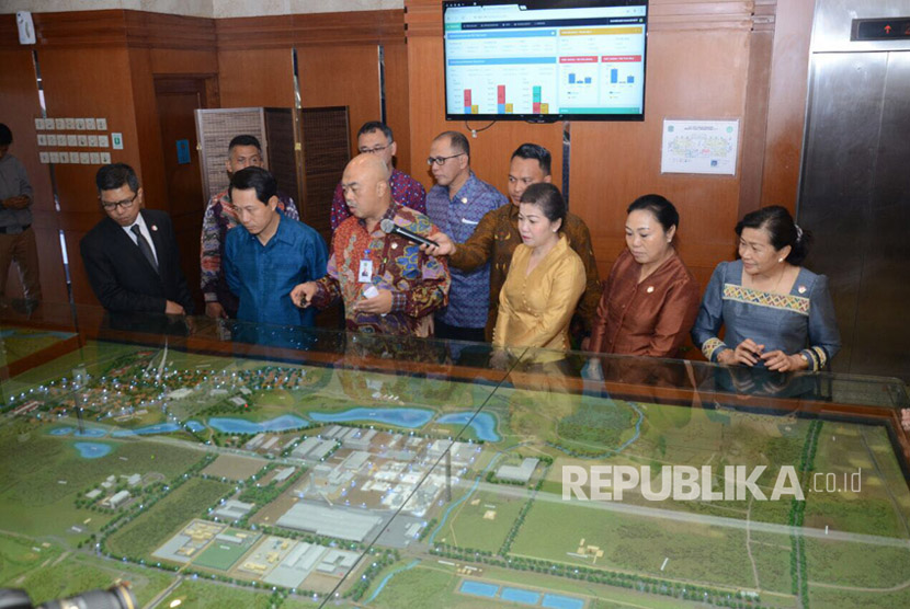 Menlu Republik Laos Saleumxay Kommasith (kedua dari kiri) didampingi Dirut PT Pupuk Kujang Cikampek Nugraha Budi Eka Irianto melihat maket pabrik Kujang di Cikampek, Karawang, Jumat (28/7).