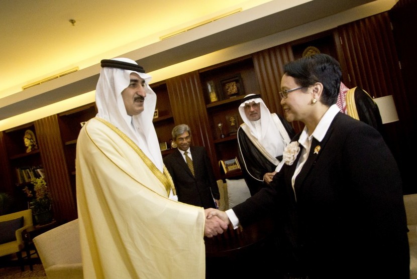Menlu Retno L.P. Marsudi (kanan) menyalami Wakil Menteri Luar Negeri Saudi Arabia Pangeran Khalid bin Saud bin Khalid (kiri) saat bertemu di Kemenlu, Jakarta, Kamis (19/3).