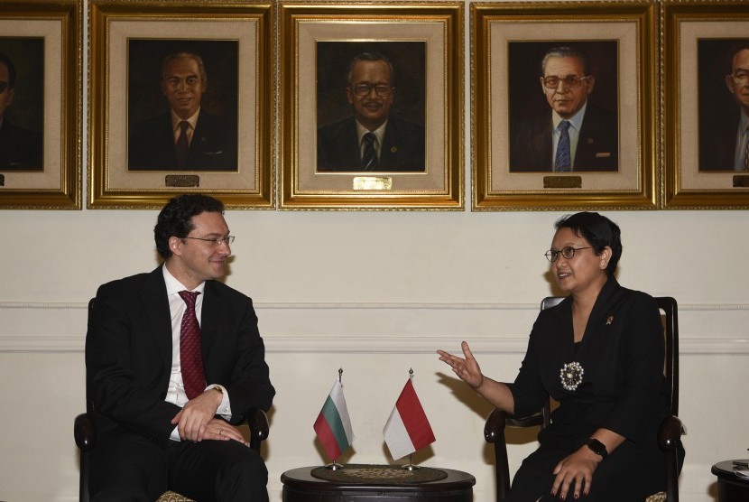 Menlu Retno LP Marsudi (kanan) dan Menlu Bulgaria Daniel Mitov (kiri) berbincang saat melangsungkan pertemuan bilateral di Kementerian Luar Negeri, Jakarta, Rabu (30/3).