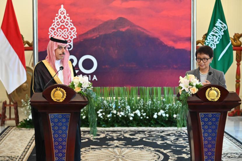Menlu Retno LP Marsudi (kanan) dan Menteri Luar Negeri Arab Saudi Pangeran Faisal bin Farhan Alsaud (kiri) memberikan keterangan usai melakukan pertemuan di Gedung Kemenlu Jakarta, Selasa (7/6/2022). Pertemuan bilateral tersebut salahatunya membahas peningkatan kerja sama antara kedua negara.