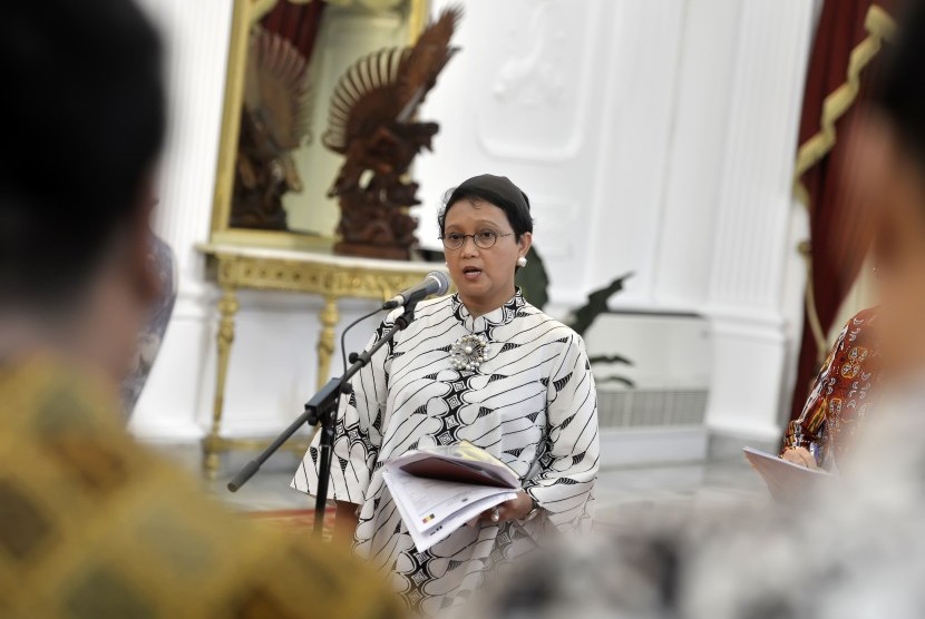 Menlu Retno LP Marsudi memberikan keterangan terkait pelarangan akses oleh otoritas Israel beberapa waktu lalu, di Istana Merdeka, Jakarta, Selasa (15/3). 