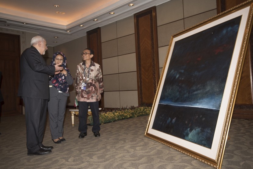 Menlu Retno LP Marsudi (tengah) dan Menlu Iran Mohammad Javad Zarif (kiri) mendapat penjelasan dari Peter Basuki (kanan) tentang lukisan berjudul Tafakur di Muzdalifah karya seniman Jeihan Sukmantoro di sela-sela KTT Luar Biasa ke-5 OKI di JCC, Jakarta, Se