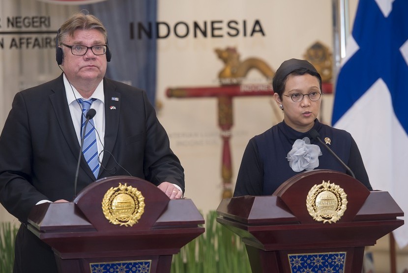 Menlu Retno Marsudi (kanan) dan Menlu Finlandia Timo Soini (kiri) memberikan keterangan pers di Gedung Pancasila, Kementerian Luar Negeri, Pejambon, Jakarta, Senin (2/11). 