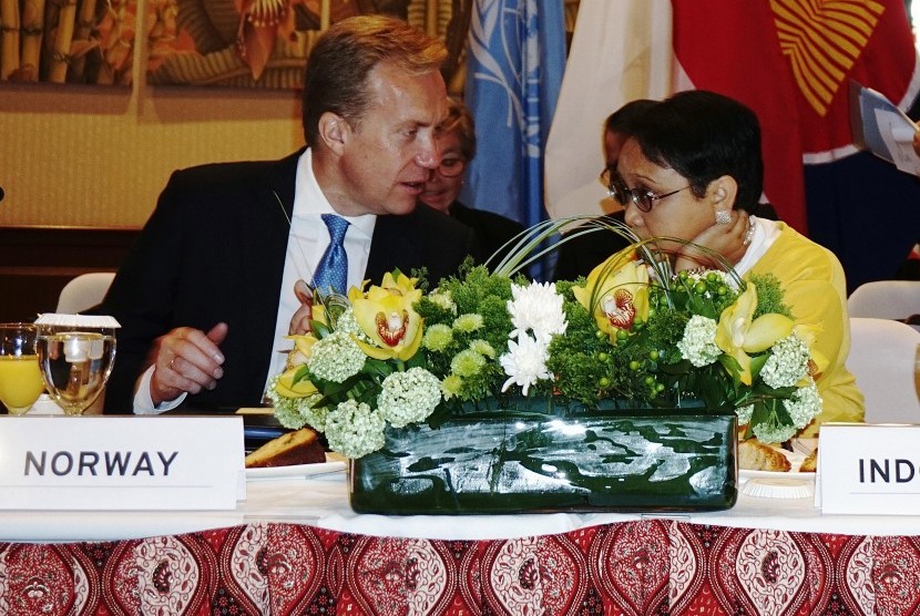 Menlu Retno Marsudi (kanan) dan Menlu Norwegia Berge Brende (kiri) memimpin pertemuan Kerja Sama Selatan-Selatan dan Triangular mengenai Bina Perdamaian yang digelar di Gedung Perutusan Tetap Republik Indonesia untuk PBB di New York, Amerika Serikat, Senin (18/9).