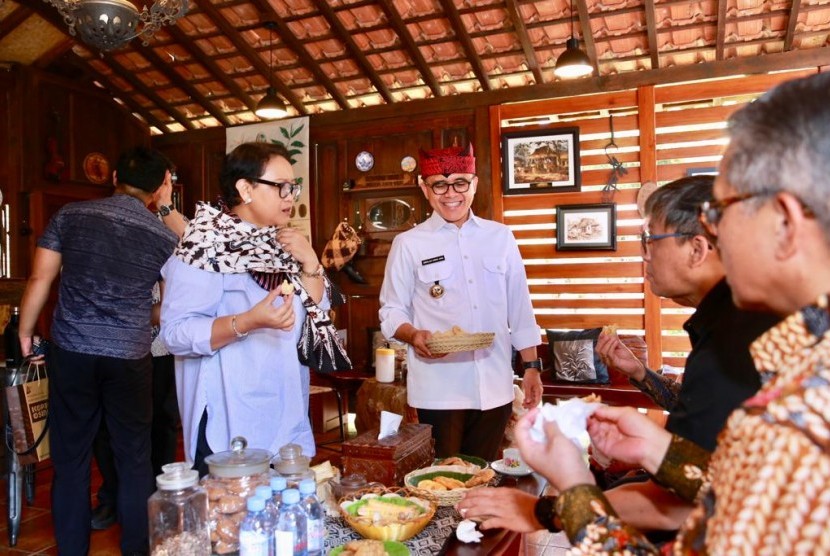 Menlu Retno Marsudi (kiri) didampingi Bupati Banyuwangi Abdullah Azwar Annas (tengah), menikmati salah satu kuliner khas Banyuwangi. 