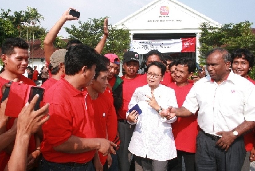 Menlu Retno Marsudi kunjungi buruh migran Indonesia di perkebunan sawit milik Sime Darby di Pulau Carey, Malaysia, Ahad (25/1). 