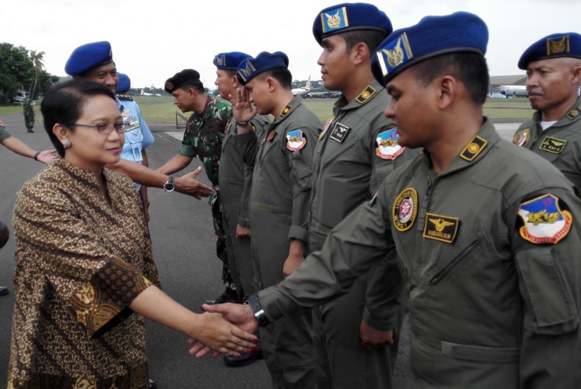 Menlu Retno Marsudi menyalami personel Tim Kemanusiaan dan Evakuasi Gempa Nepal di Lanud Halim Perdanakusuma, Jakarta, Rabu (29/4).