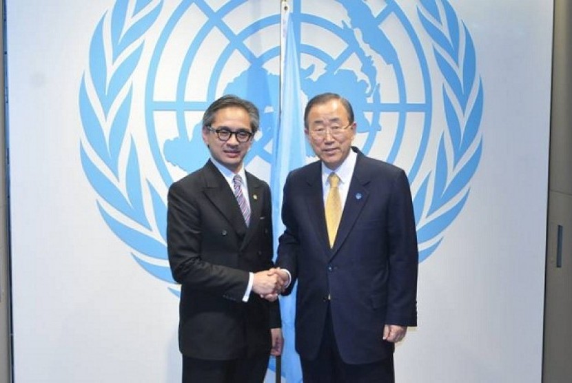 Menlu RI Marty Natalegawa (kiri) bertemu Sekjen PBB Ban Ki-moon di sela pertemuan Majelis Umum PBB, Kamis (29/11). 