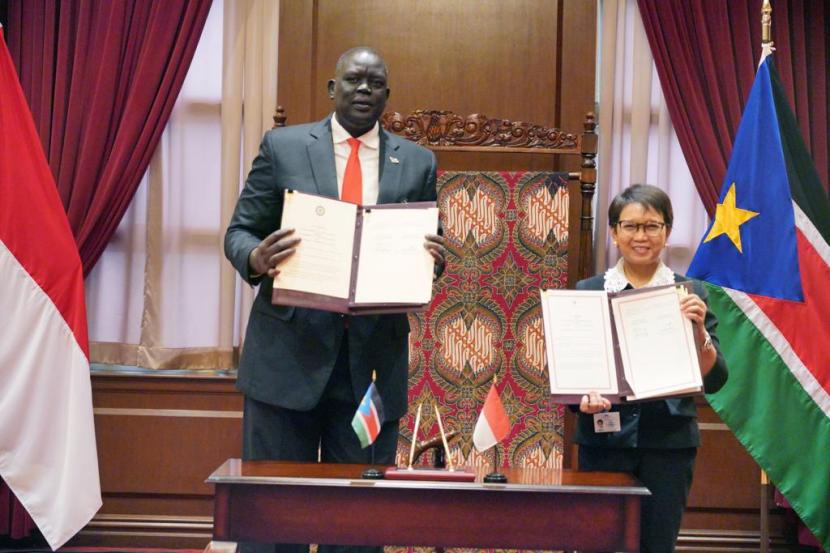 Menlu RI Retno Marsudi dan Wamenlu Sudan Deng Dau Deng Malek menandatangani komunike bersama pembukaan hubungan diplomatik di New York, Selasa (20/9/2022)
