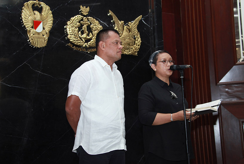 Menlu RI Retno Marsudi didampingi Panglima TNI  Jenderal TNI Gatot Nurmantyo saat konferensi pers di Kantor Panglima TNI, Jl. Merdeka Barat, Jakarta Pusat, Ahad (2/10).