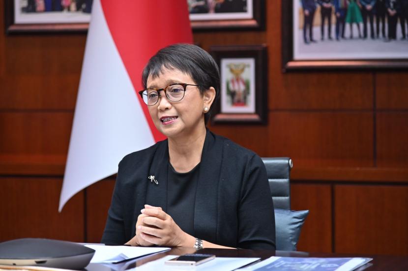 Menlu RI Retno Marsudi memberikan pengarahan media secara virtual, Rabu (22/6/2022)