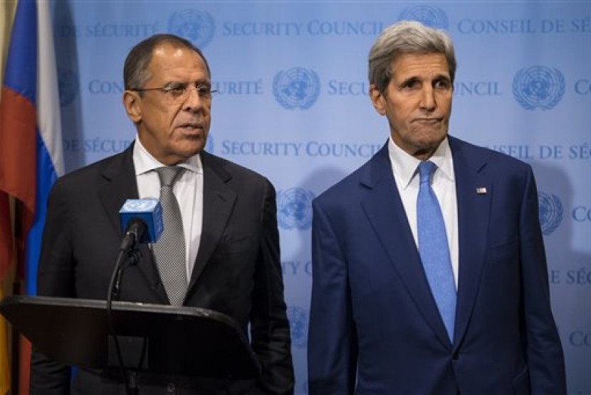 Menlu Rusia Sergey Lavrov (kiri) berbicara dalam konferensi pers bersama Menlu AS John Kerry di Markas PBB, Rabu (30/9).