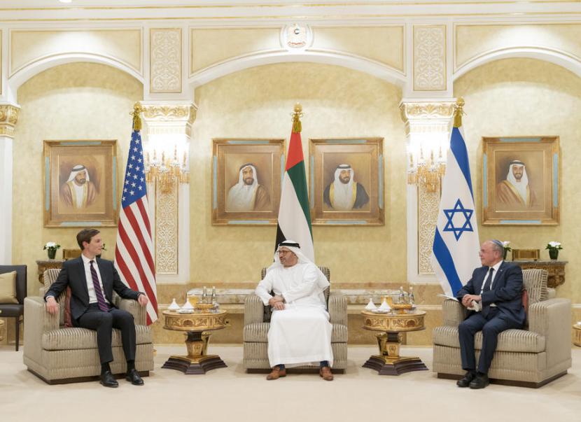 Menlu UEA Anwar Mohammed Gargash (tengah), penasihat senior Gedung Putih Jared Kushner (kiri), dan penasihat keamanan nasional Israel Meir-Bin Shabbat (kanan) di Abu Dhabi. Washington akan pertahankan keunggulan militer Israel dan majukan hubungan dengan UEA.