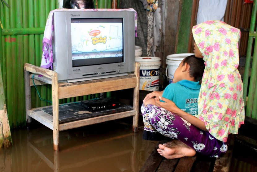 Siaran Televisi Analog di Banten Dihentikan Mulai 17 Agustus Menonton televisi.