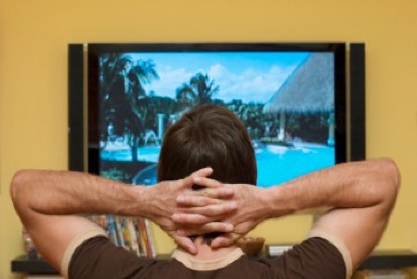 Kebiasaan yang tanpa disadari meningkatkan risiko kanker., salah satunya berjam-jam menonton televisi. (ilustrasi)