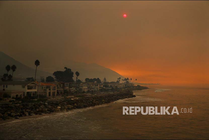 Lansekap pemukiman di pesisir California yang tertutup kabut asap kebakaran 