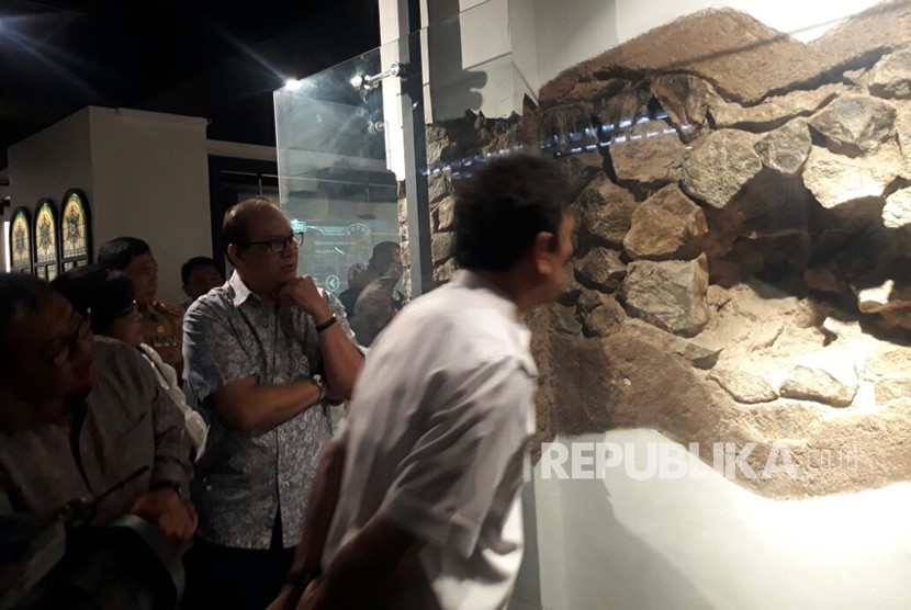Menpan RB Asman Abnur, mengunjungi Museum Gedung Sate dan kagum dengan inovasi yang ada di museum tersebut, Selasa (23/1). 