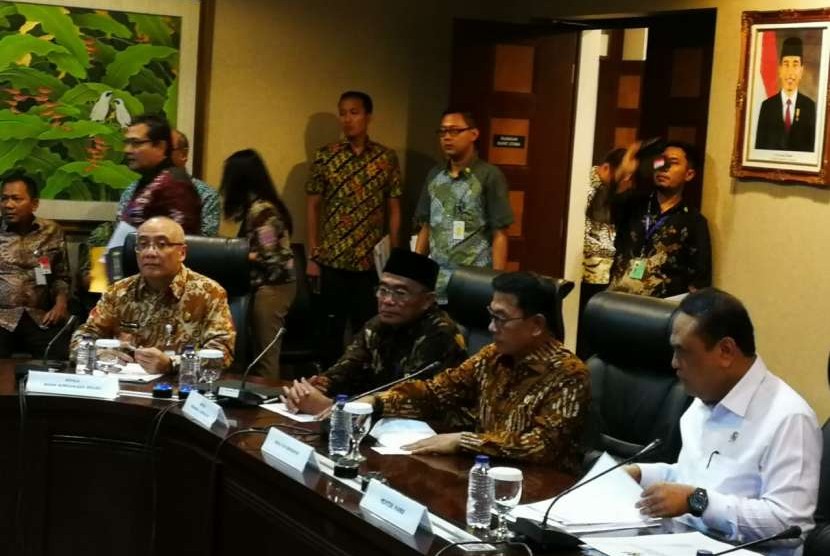  Menpan RB Syafruddin (kanan) saat menyampaikan keterangan pers terkait guru honorer di Jakarta, Jumat (21/9).
