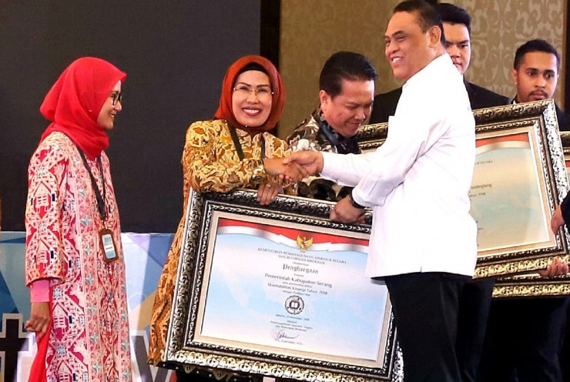 Menpan RB Syafruddin menyerahkan penghargaan Sakip Award kepada Bupati Serang, Ratu Tatu Chasanah atas prestasinya mengelola Sistem Akuntabilitas Kinerja Instansi pemerintah. 