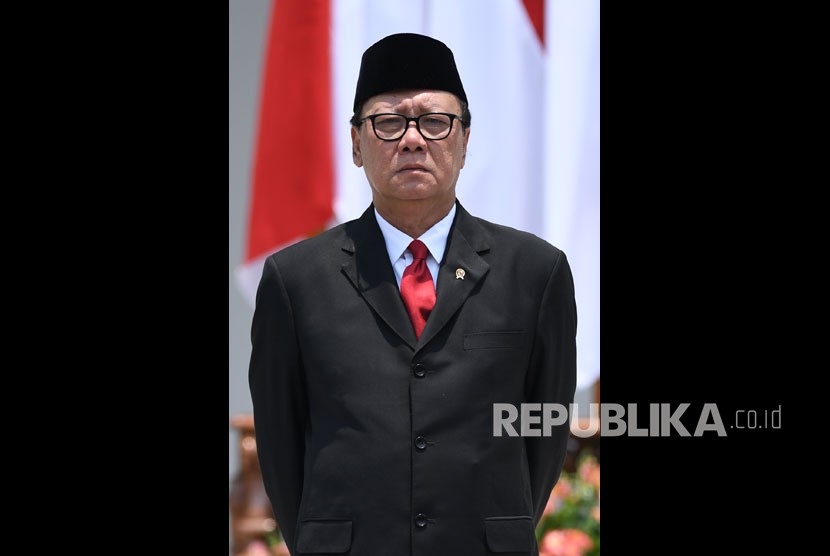 MenPAN RB Tjahjo Kumolo bersiap mengikuti foto bersama seusai pelantikan menteri Kabinet Indonesia Maju di Beranda Halaman Istana Merdeka, Jakarta, Rabu (23/10/2019).