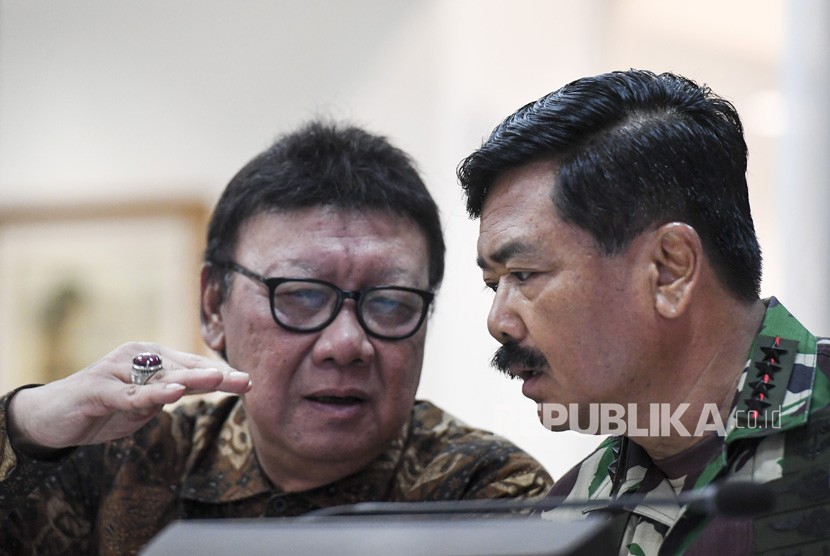 Menpan RB Tjahjo Kumolo (kiri) berbincang dengan Panglima TNI Marsekal TNI Hadi Tjahjanto.