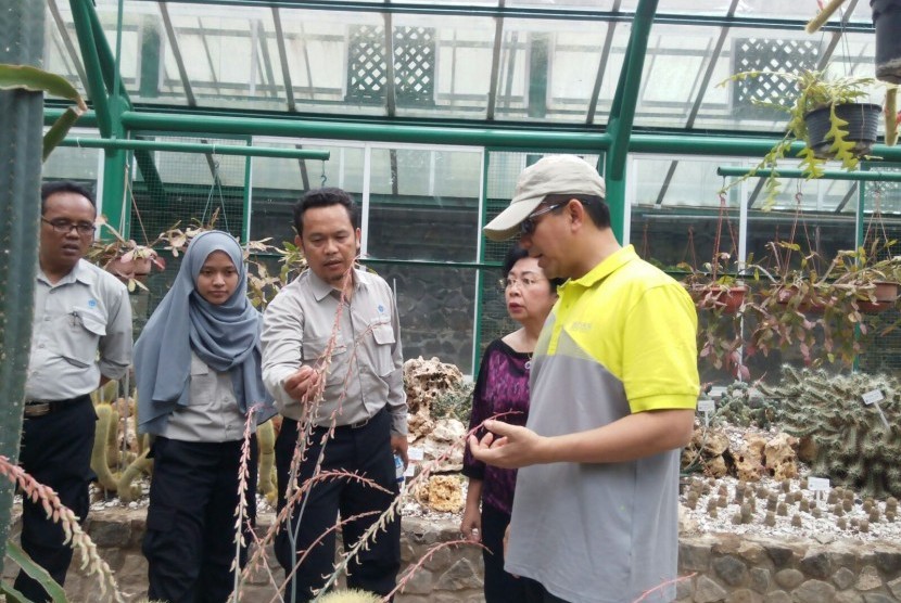 Menpan RB Yuddy Chrisnandi saat berkunjung ke Kebun Raya Cibodas, Sabtu (3/10).