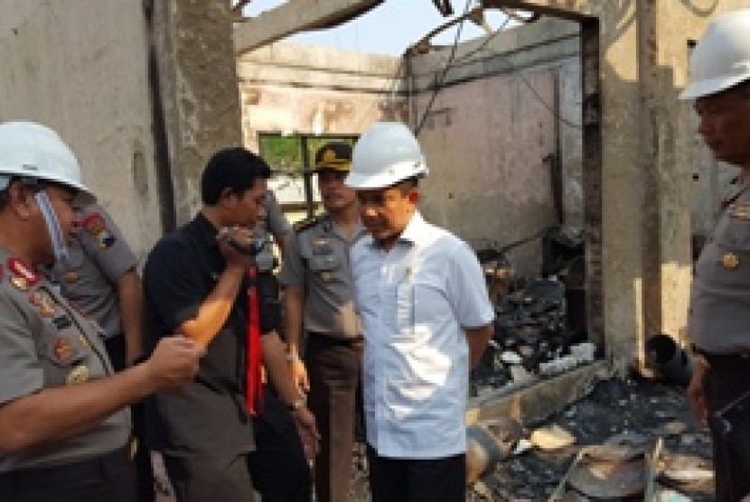 Menpan RB Yuddy Chrisnandi saat meninjau gedung Mapolda Jateng yang terbakar, Selasa (6/10)