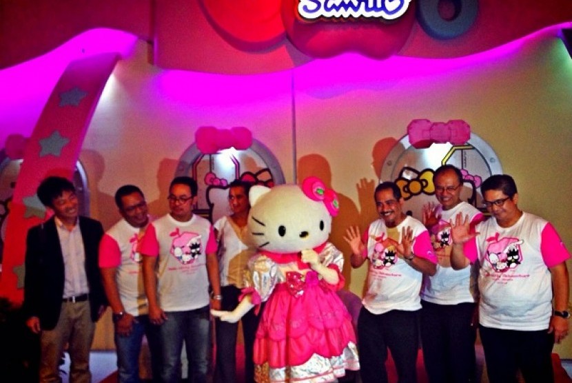 Menpar Arief berfoto bersama dengan Hello Kitty di Wahana Hello Kitty Adventure, Jumat (12/12)