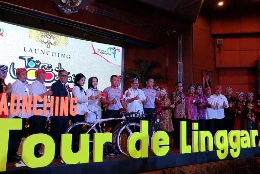 Menpar Arief Yahya bersama Bupati Kuningan Acep Purnama meluncurkan Tour de Linggarjati di Balairung Soesilo Soedarman, Selasa (13/9). 