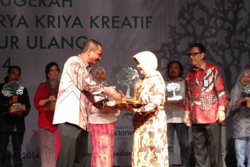 Menpar Arief Yahya dalam memberikan penghargaan kepada salah satu kreator daur ulang di Balairung Soesilo Soedarman, Selasa (16/12)