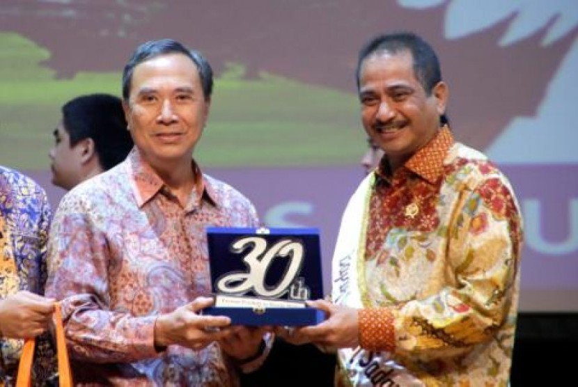 Menpar Arief Yahya dan pendiri Yayasan Pendidikan Bunda Mulia Djoko Susanto