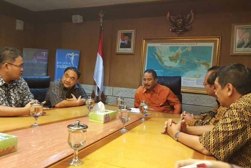 Menpar Arif Yahya  ketika bertemu dengan pimpinan Persatuan Wartawan Indonesia (PWI) dan Panitia HPN 2016 di kantornya, Gedung Sapta Pesona, Jalan Medan Merdeka Barat, Jakarta, Selasa (17/11).