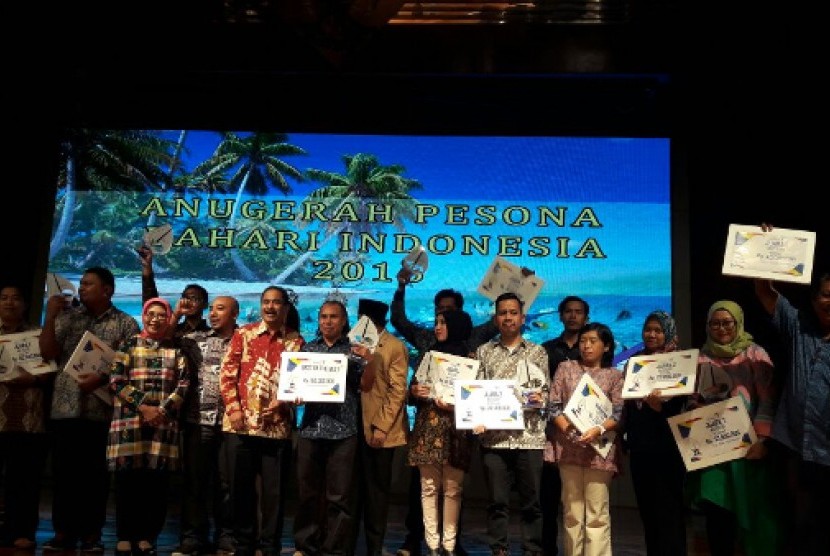 Menpar Beri Penghargaan pada 16 Penulis Terbaik Wisata Bahari di Balairung Soesilo Soedarman, Selasa (30/8) malam. 