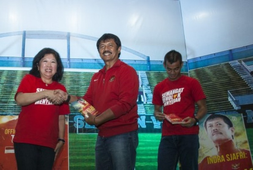 Menparekraf Mari Elka Pangestu (kiri), pelatih Timnas U-19 Indra Sjafri (tengah) serta penjaga gawang Timnas U-19 Ravi Murdianto (kanan) dalam peluncuran buku berjudul Indra Sjafri : Menolak Menyerah dan Official Team : Semangat yang Membantu di Yogyakarta