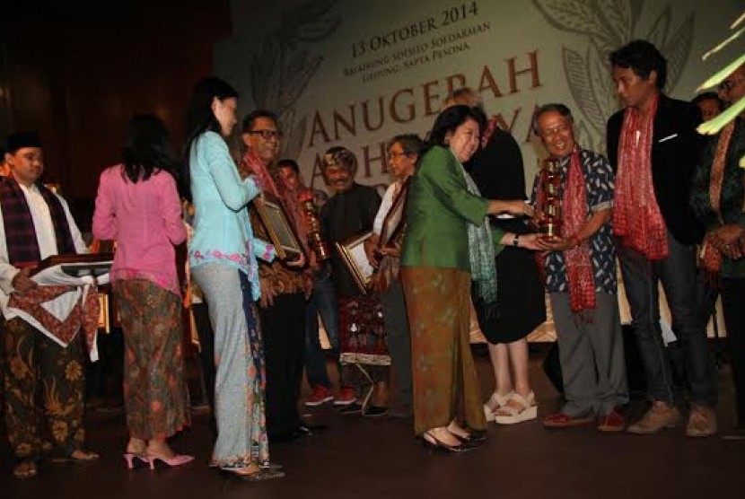 Menparekraf Mari Elka Pangestu saat memberikan Anugerah Adhikarya Rupa 2014