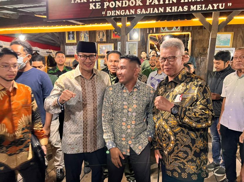 Menparekraf Sandiaga Salahuddin Uno bersama fungsionaris DPW PPP Provinsi Riau di Rumah Makan Pondok Patin HM Yunus, Kota Pekanbaru, Provinsi Riau, Sabtu (20/8/2022) malam WIB. 