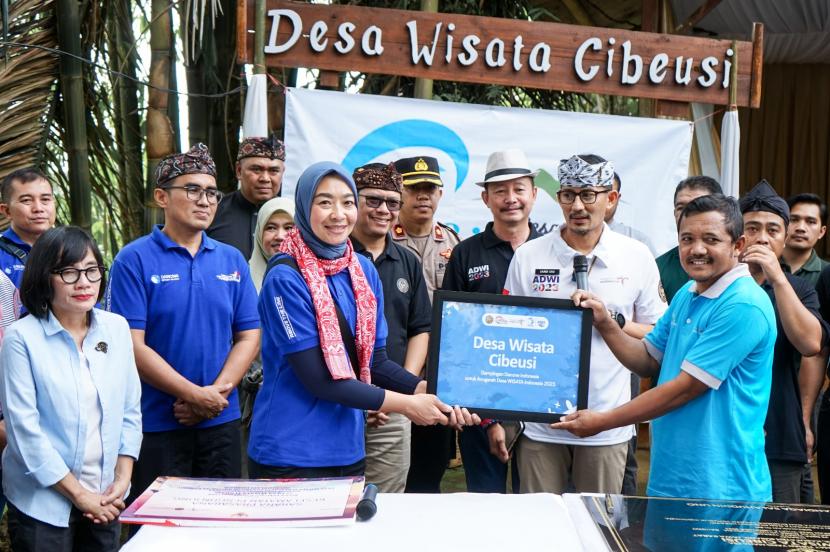 Menparekraf Sandiaga Salahuddin Uno bersama perwakilan Danone Indonesia mengunjungi Desa Wisata Cibeusi, Kecamatan Ciater, Kabupaten Subang, Jawa Barat, Jumat (7/4/2023).  