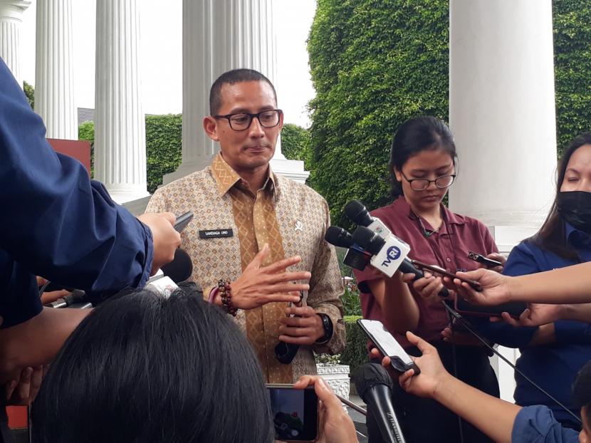 Menparekraf Sandiaga Salahuddin Uno memberikan keterangan pers di Kompleks Istana Kepresidenan usai menghadap Presiden Jokowi di Jakarta, Senin (2/1). Ketua Harian Gerindra Sufmi Dasco sebut jika Sandiaga mau nyapres dari partai lain.