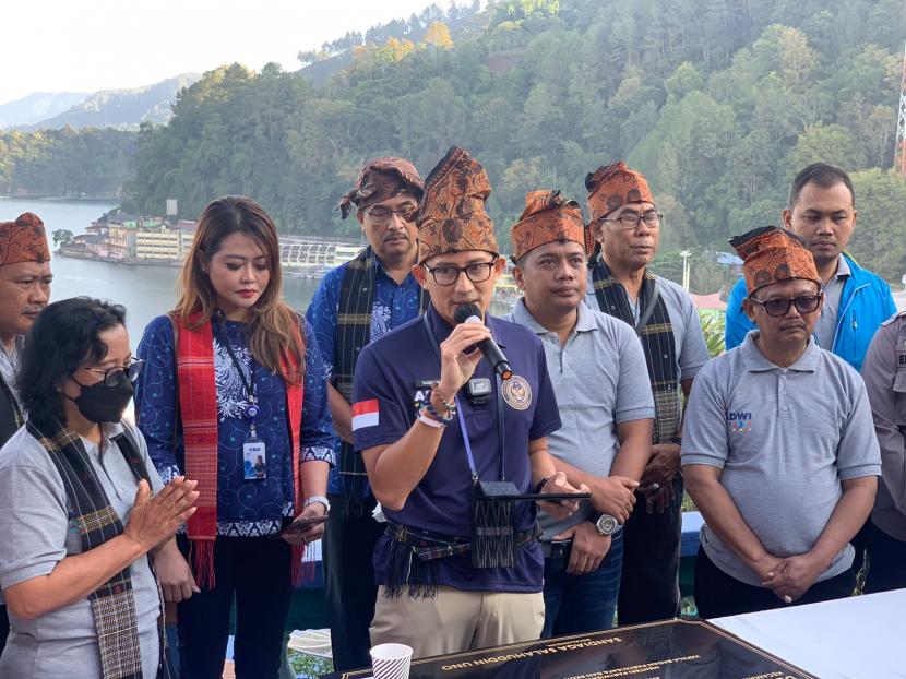 Menparekraf Sandiaga Salahuddin Uno mengatakan, untuk meningkatkan kualitas Desa Wisata Kampung Warna Warni Tigarihit ada empat hal yang harus diperhatikan.