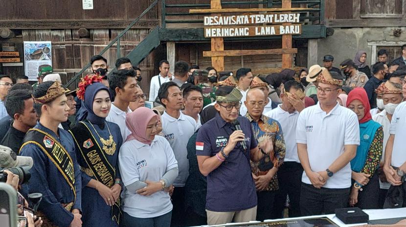 Menparekraf Sandiaga Salahuddin Uno mengunjungi desa wisata Tebat Lereh.