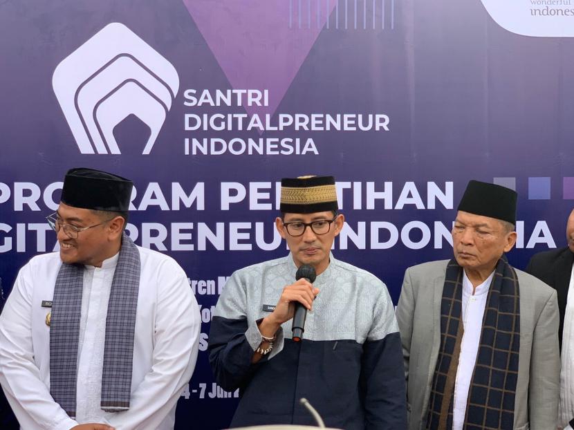 Menparekraf Sandiaga Salahuddin Uno menyambangi Pesantren Modern Nurul Ikhlas, Kabupaten Tanah Datar, Sumatera Barat. Kunjungan ini sebagai bagian dari program Santri Digitalpreneur Indonesia (SDI) 2022.