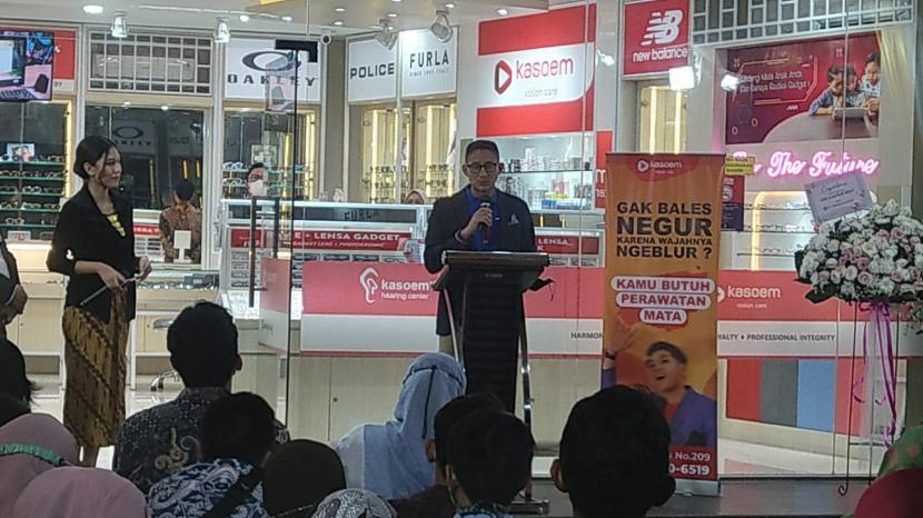 Menparekraf Sandiaga Salahudin Uno saat mengunjungi sekaligus meresmikan Kasoem Vision Care and Hearing Center, yang merupakan produsen kacamata pertama di Indonesia, Ahad (28/8) malam.