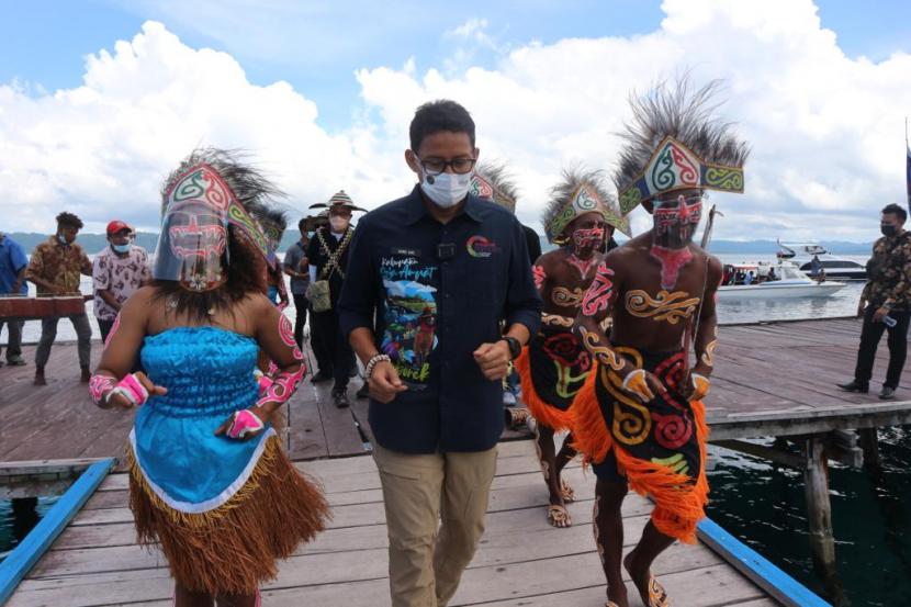 Menparekraf Sandiaga Uno berkunjung ke Desa Wisata Desa Arborek, Raja Ampat, Papua.