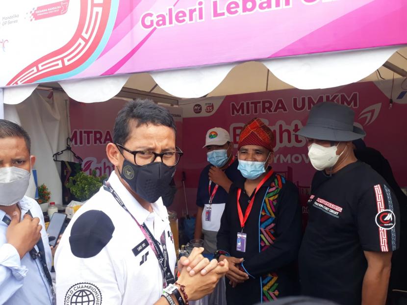 Menparekraf Sandiaga Uno berkunjung ke stand UMKM di Sirkuit Pertamina Mandalika, Sabtu (19/3/2022). Sandiaga menyampaikan sejumlah evaluasi dalam pelaksanaan MotoGP Mandalika 2022.