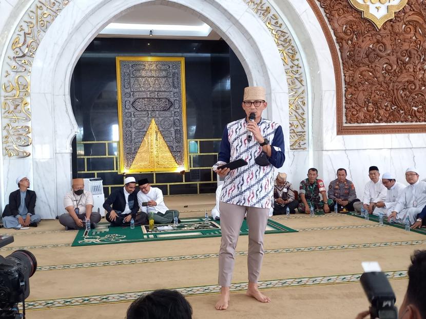 Menparekraf Sandiaga Uno. Sandiaga Uno bertakziah ke Rumah Dinas Gubernur Jawa Barat Ridwan Kamil, di Gedung Pakuan, Kota Bandung, Ahad (19/6/2022).