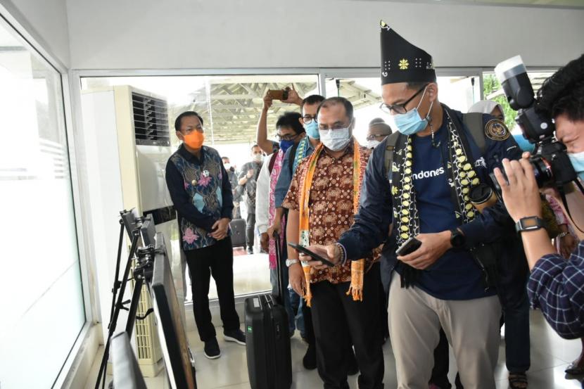 Menparekraf Sandiaga Uno menginjakkan kakinya lagi ke Pulau Belitung, Jumat pagi (5/2) yang langsung disambut Gubernur Bangka Belitung Erzaldi Rosman dan istri, Melati Erzaldi.