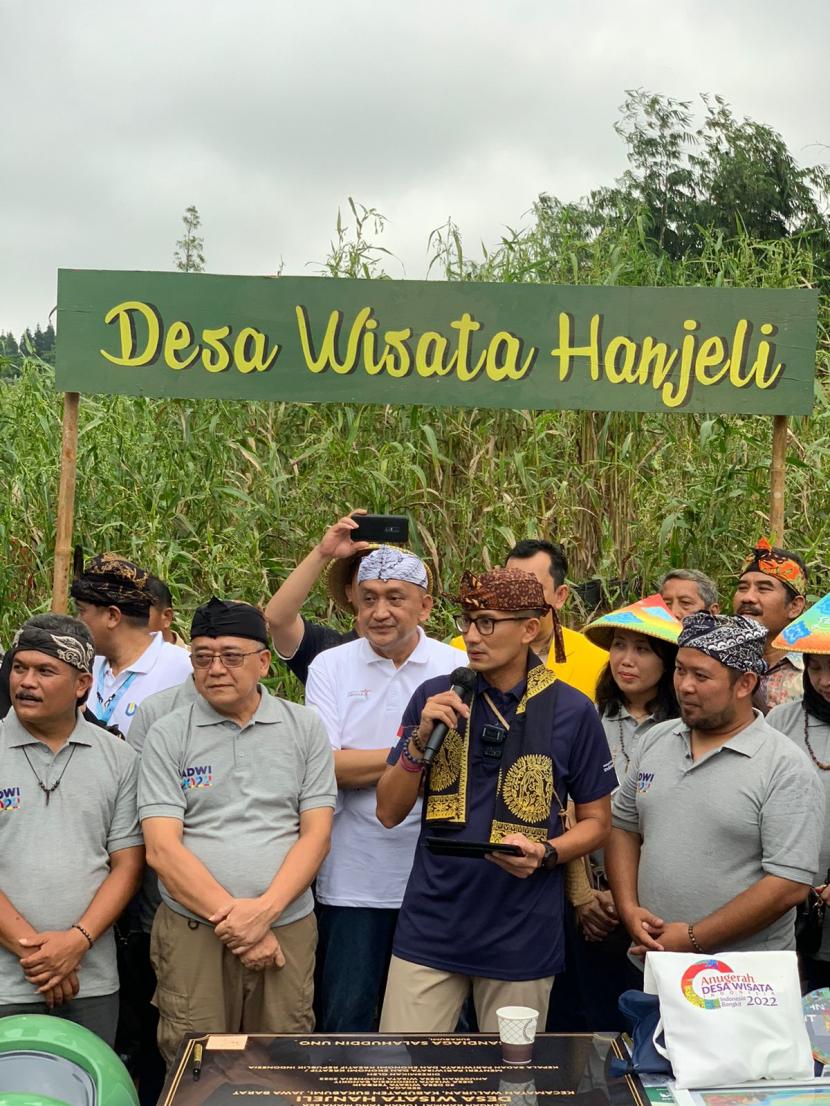 Menparekraf Sandiaga Uno mengunjungi Desa Wisata Hanjeli, Sukabumi, Jawa Barat, yang masuk ke dalam 50 besar desa wisata terbaik Anugerah Desa Wisata Indonesia (ADWI) 2022.